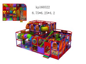 Parques infantiles de interior: pequeña estructura de 2 pisos con tobogán y piscina de bolas
