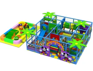 Gimnasio de interior: pequeño parque infantil con cama elástica