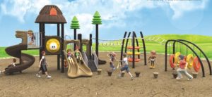 Parque infantil de aventuras inspirado en la naturaleza con torre casa en el árbol